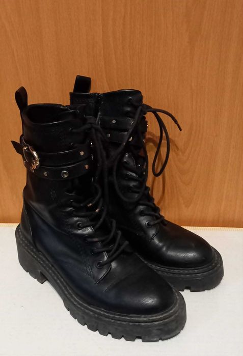 Botas cano alto com fivela Stradivarius n°36