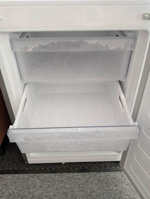 Lodówka Beko CSA240K30SN z zamrażalnikiem dolnym Srebrna