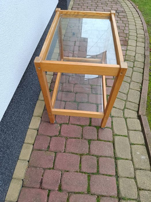 Stolik z szybą na kółkach
