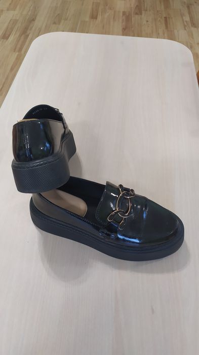 Шкіряні лакові лофери чорного кольору