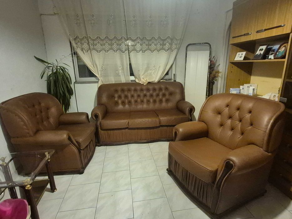 Conjunto de três sofás de sala