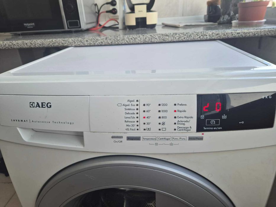 Máquina de Lavar Roupa AEG 8kg de Carga, Super Eficiente e em Excelente Estado