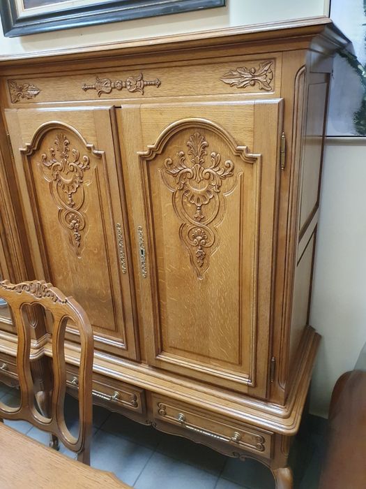 Stylowy komplet drewnianych mebli do salonu w stylu Ludwika