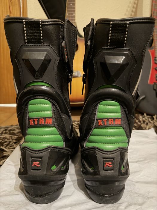 Botas para motar cano alto em verde e preto