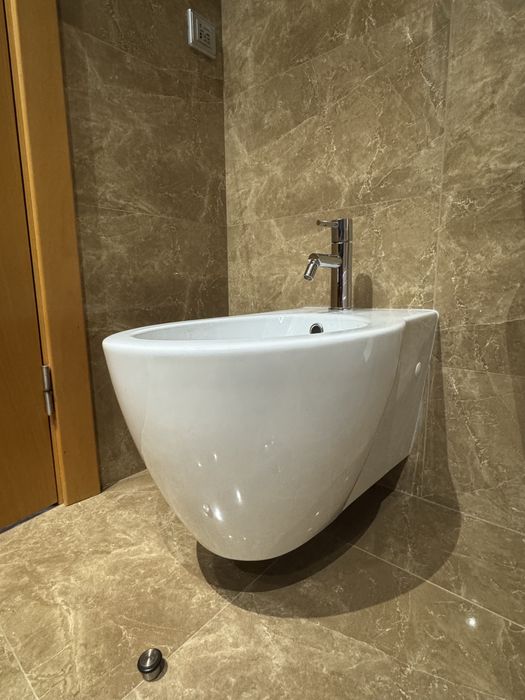 Bidé suspenso com ferragens