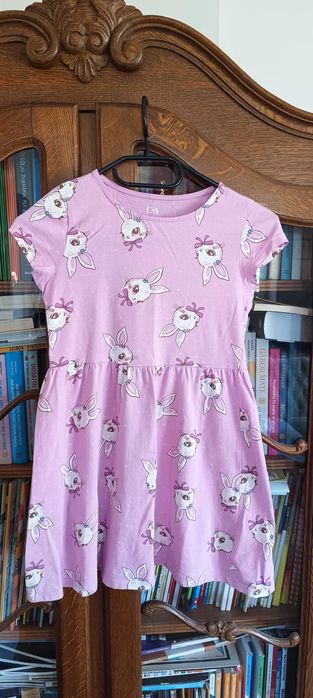 różowa sukienka z krótkim rękawkiem, motyw króliczka, r.128