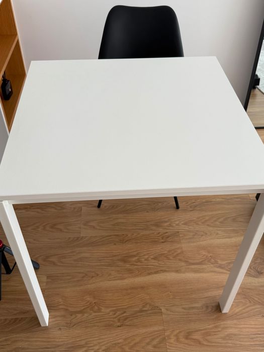 Conjunto Mesa branca e duas cadeiras pretas