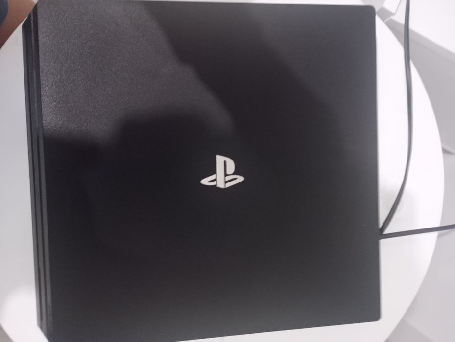 PlayStation 4 pro 1 TB, 2 pady