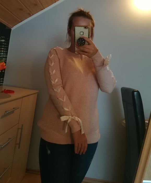 Różowy sweter wiązanie