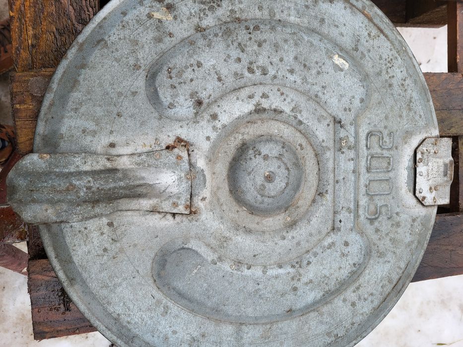 Metalowa pokrywa od kubła na śmieci