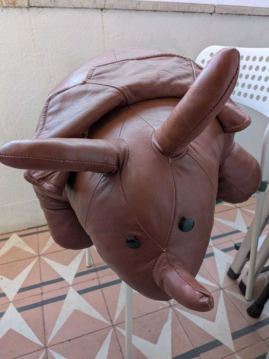 Pufe / Repousa-Pés Vintage em Pele Legítima — Triceratops