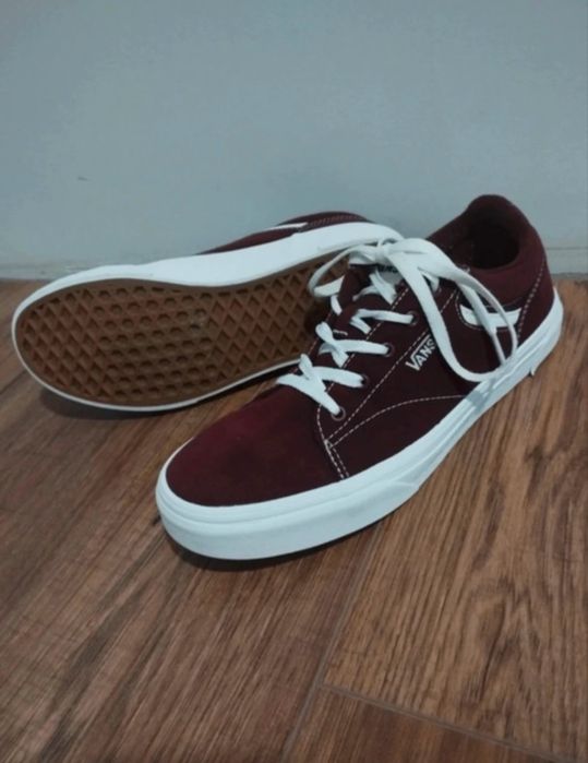 Burgundowe buty Vans