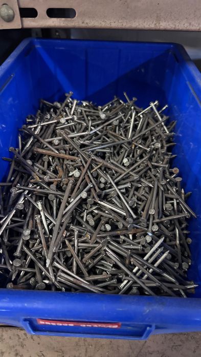 Lote de pregos de várias medidas