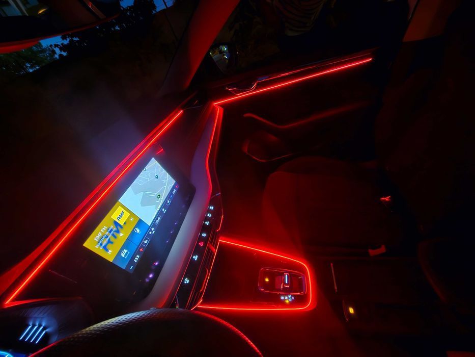 ŚWIATŁOWÓD LED AMBIENT OŚWIETLENIE WNĘTRZA 12V PASKI RGB MULTIKOLOR BEZ INGERENCJI KABLI SMARTFON BLUETOOTH PODŚWIETLENIE TUNING + MONTAŻ