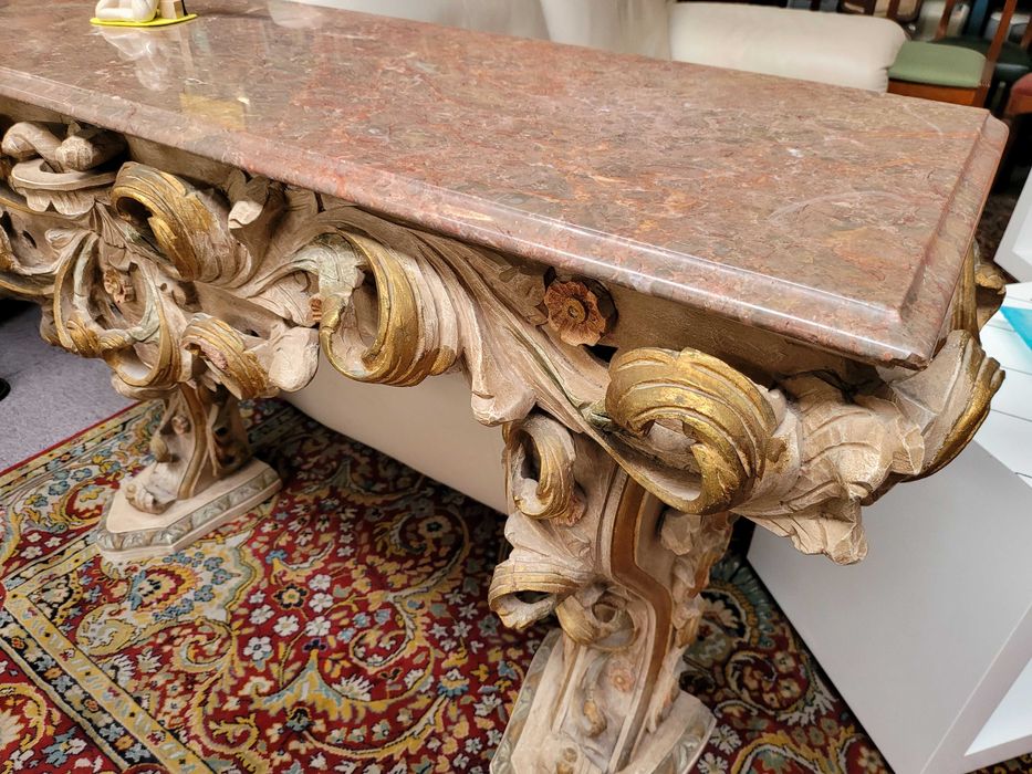 Excelente conjunto de consola em madeira trabalhada, tampo