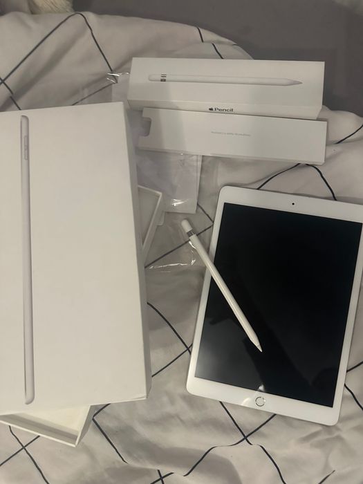iPad 8 generacji i rysik Apple razem