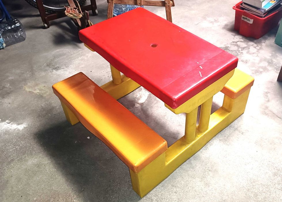 Mesa de criança em bom estado