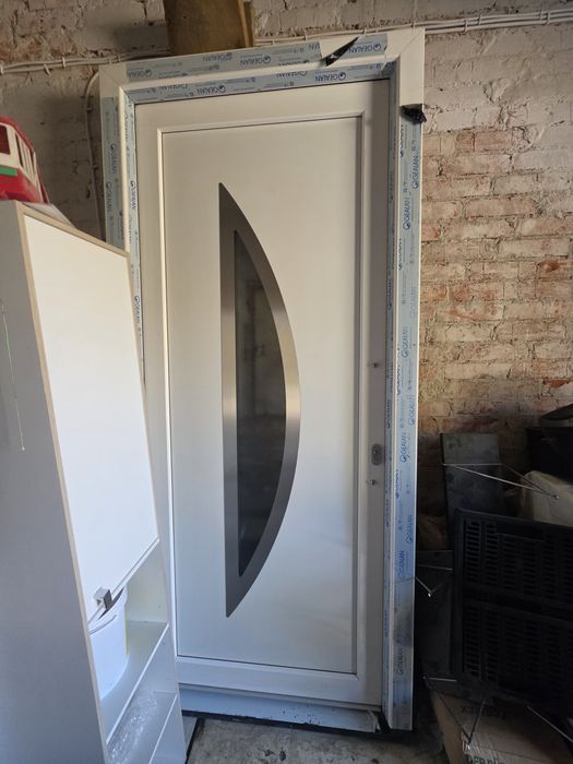 Drzwi frontowe nowe z futryna solidne eleganckie