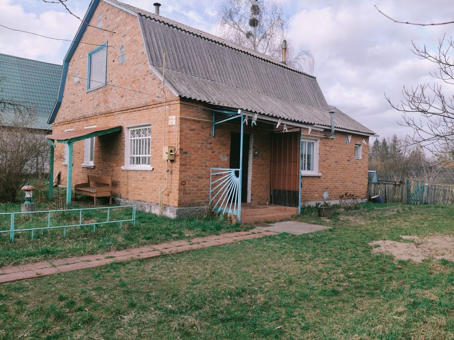 Бабинці-продам цегляний капітальний будинок в центрі селища !