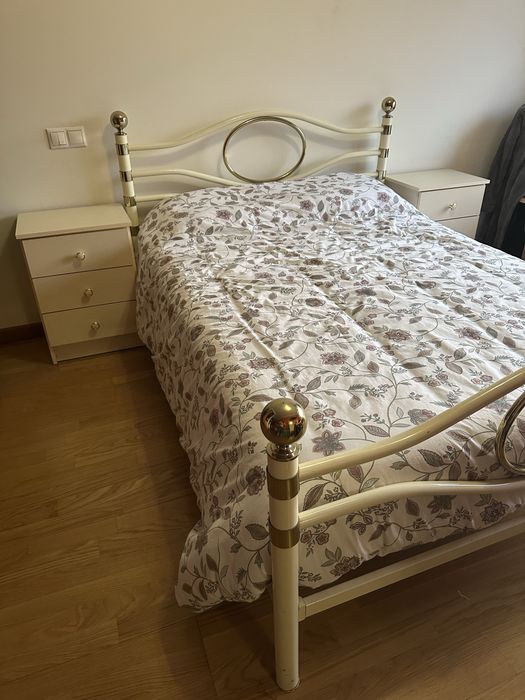 Cama de Casal com estrado  com duas mesinhas de cabeceira