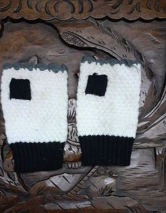 Dois pares de luvas sem dedos