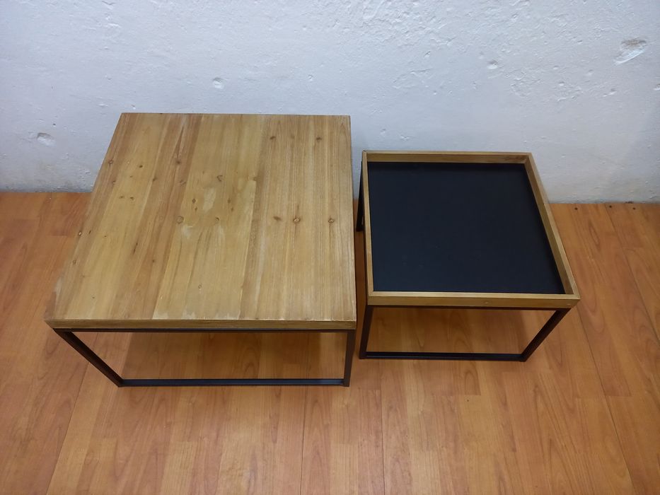 Stolik z dodatkową półka.