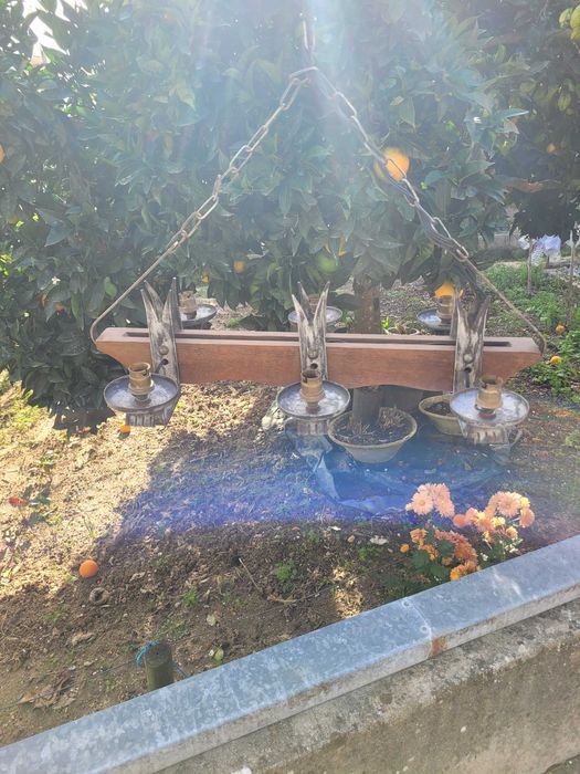 Candeeiro de teto antigo de madeira e ferro ideal para adega