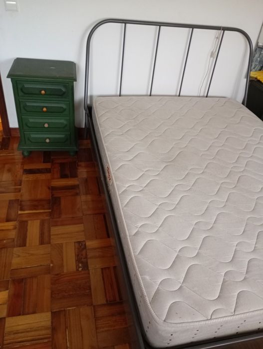 Cama e mesa cabeceira