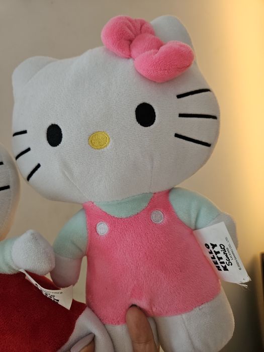 Dwa pluszaczki Hello Kitty dla bliźniaczek.