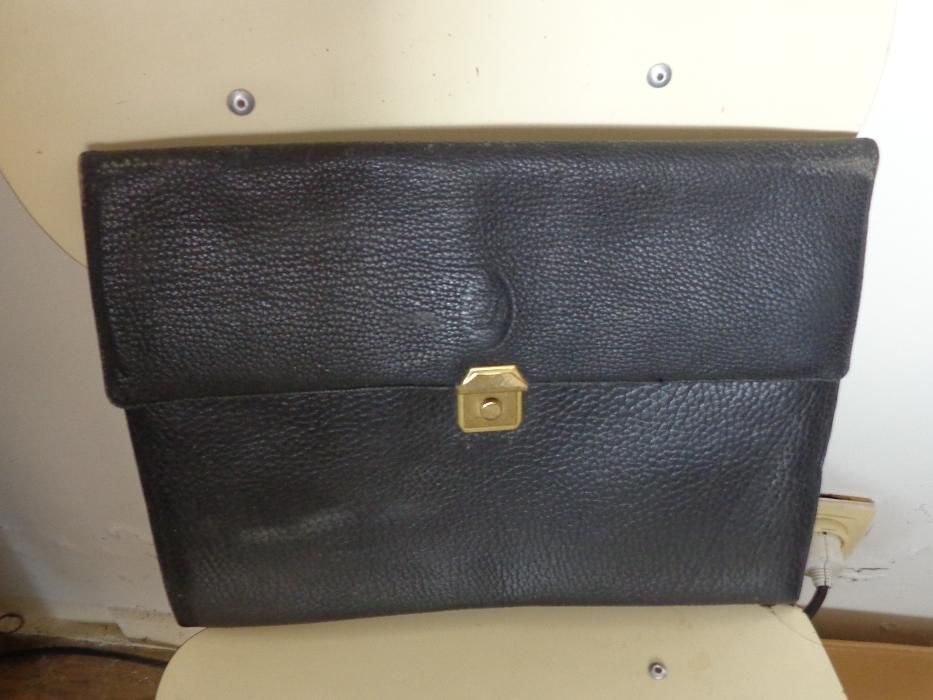 Pasta em pele,mala ,capa em pele cor preta