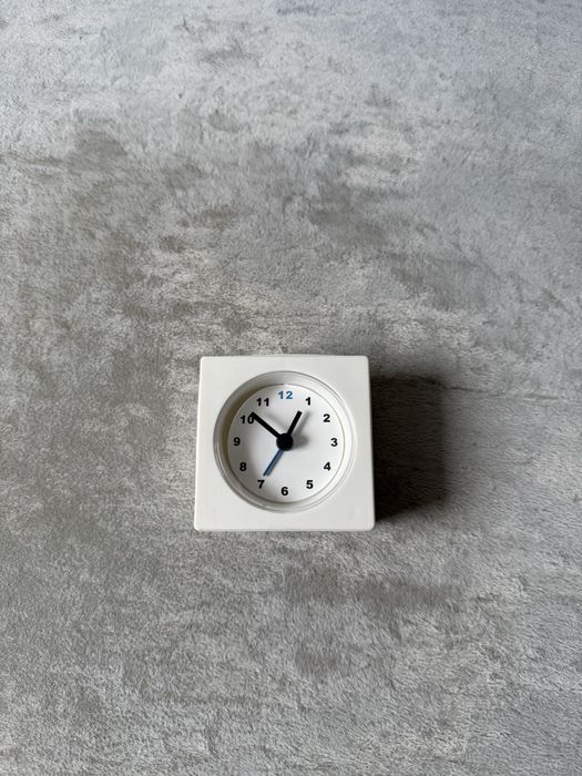 Maly bialy zegar z budzikiem