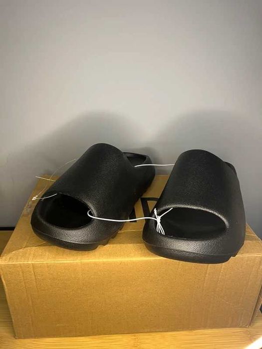 adidas Yeezy Slide .37