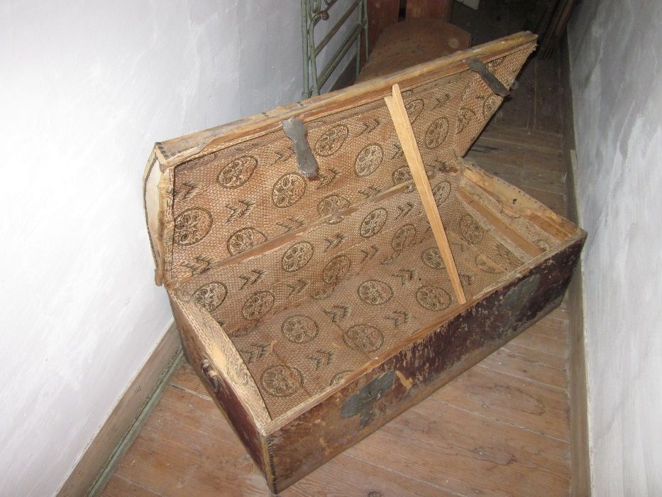 2 Baús antigos em pele. Cada.