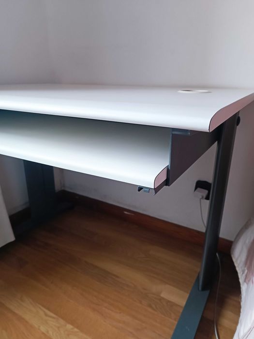 Secretária em bom estado