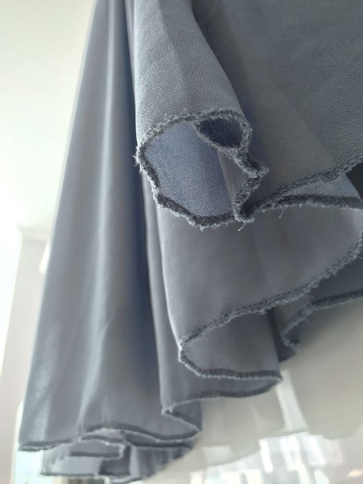 Długa suknia z ozdobnymi pół odkrytymi plecami