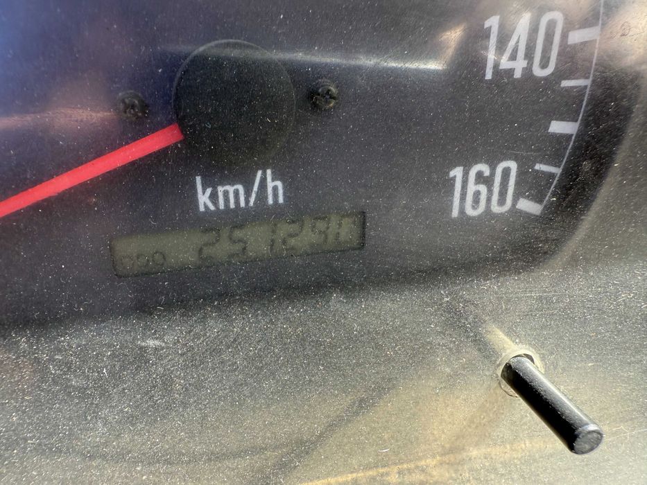 Carrinha Isuzu tribasculante com grua