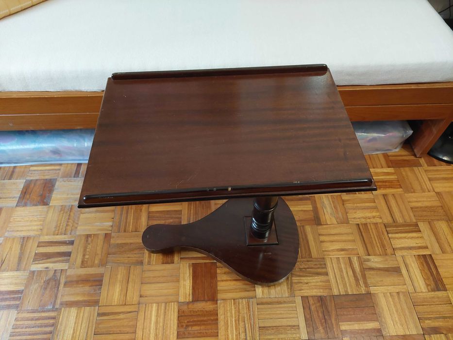 Mesa em madeira com pé em forma de guitarra
