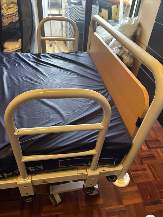 Cama hospitalar eléctrica com comando, 4 barras de proteção e pendural