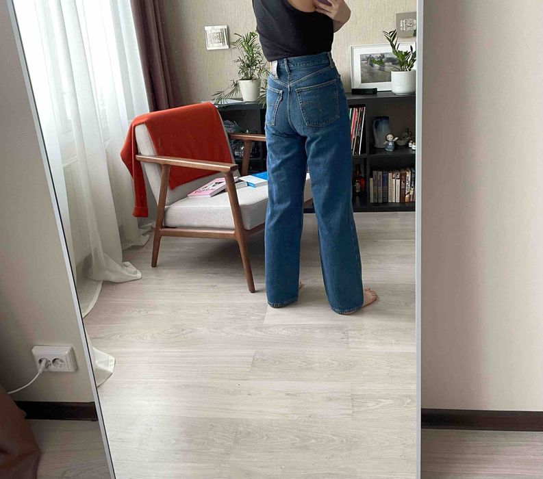 Джинси levi’s high loose нові шикарноі
high loose 
розмір - 29 (М)
довж 109/75
Посадка- 40
пот 39-41
поб 52
77% бавовна, 23% конопляне волокно