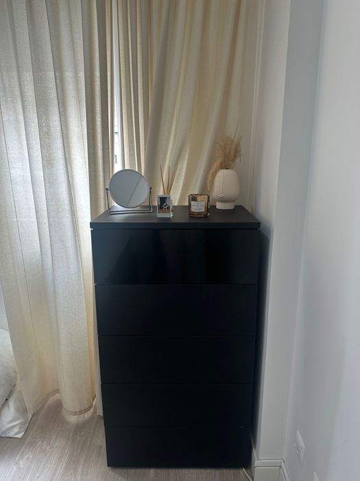 Cama e conjunto mobiliário