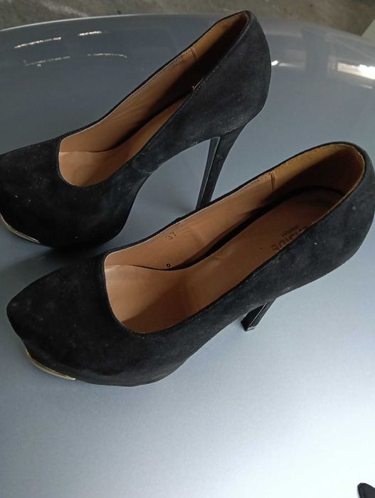 Sapato clássico, preto, em camurça de tacão