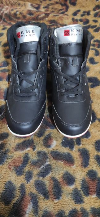 Кросівки на підлітка. Розмір 38.