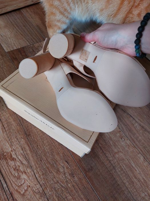 Beżowe sandały na słupku