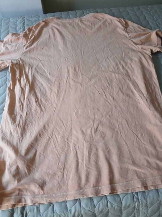 T shirt cor salmão com palmeira e pôr do sol