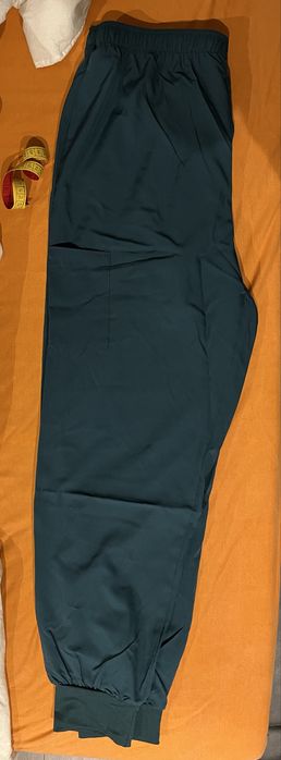 Spodnie medyczne ciemnozielone 40 ze ściągaczem
