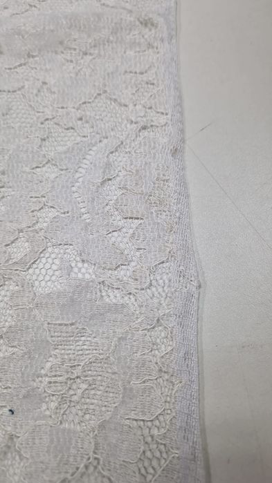 Koronka biała szer.105 cm.