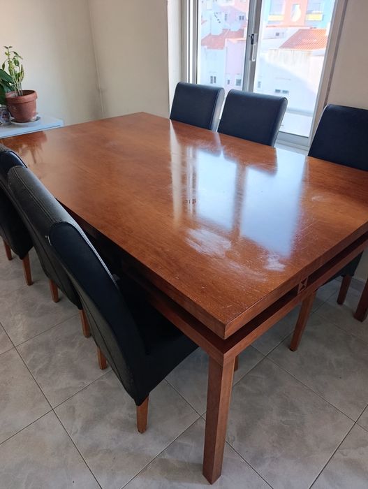 Mesa com 6 cadeiras de couro e aparador