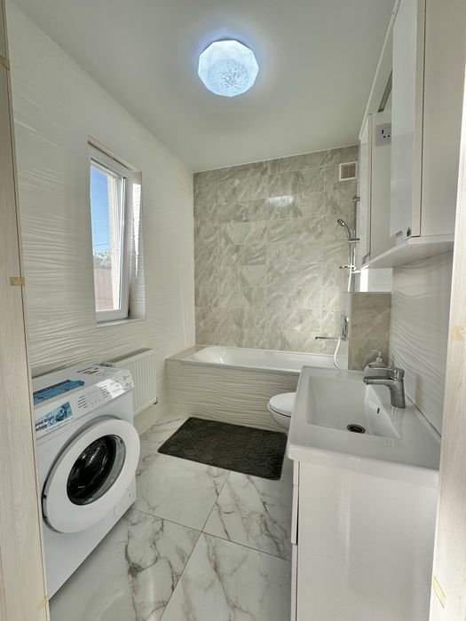 Новий гарний будинок біля моря