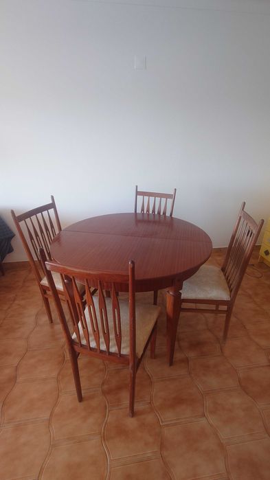 Mesa Extensível e 6 Cadeiras