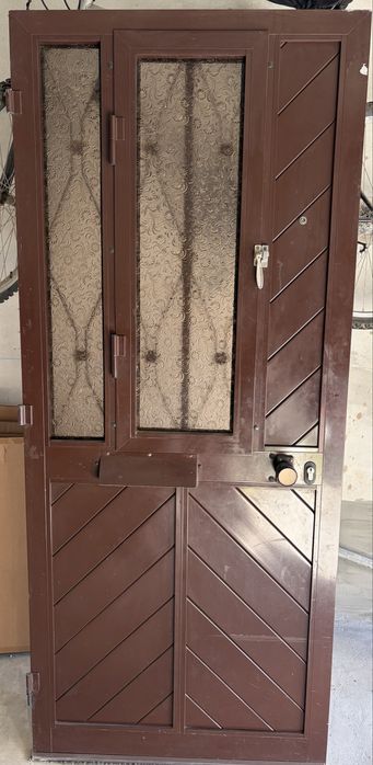 Porta em aluminio com entrada para cartas do correio janela